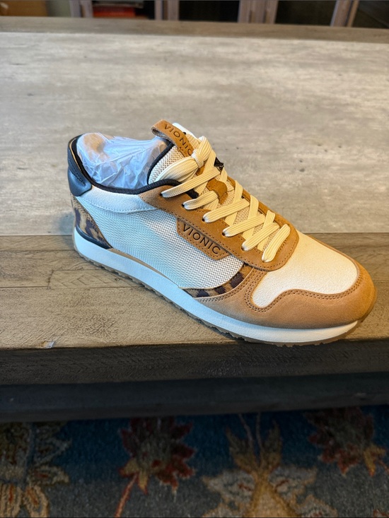 Vionic Shoes - Vionic Low-Top Sneaker in White, Tan & Leopard